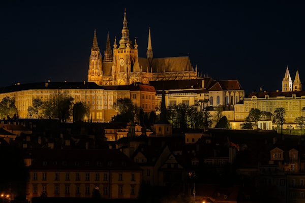 Burg von Prag nachts bei Dunkelheit